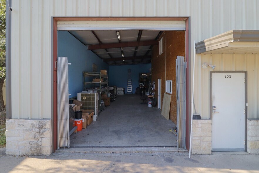 More Photos Of 305 Victor St, Austin Warehouse For Sale