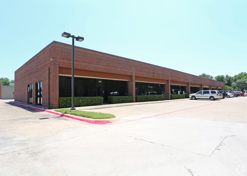 More Photos Of 4100-4108 Amon Carter Blvd, Fort Worth Showroom For Lease