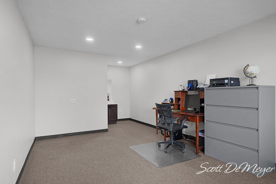 More Photos Of 109 S Greenville West Dr, Greenville Light Manufacturing For Sale