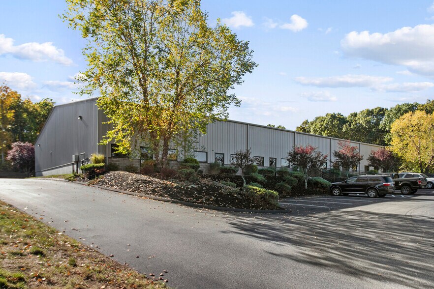 More Photos Of 13 Parkway Dr, Plainfield Warehouse For Lease