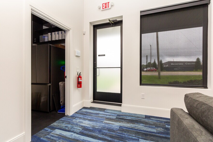 More Photos Of 2580 Dixie Hwy, Waterford Freestanding For Sale
