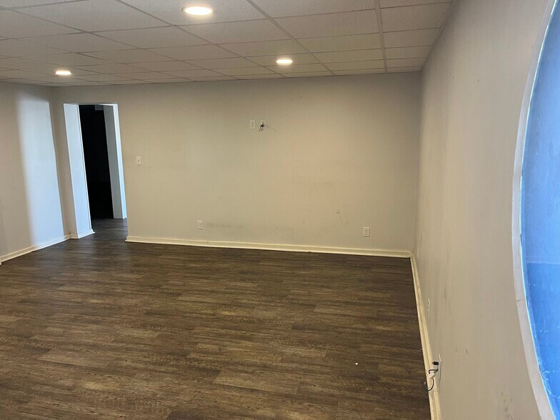 More Photos Of 908 E North St, Salina Warehouse For Lease