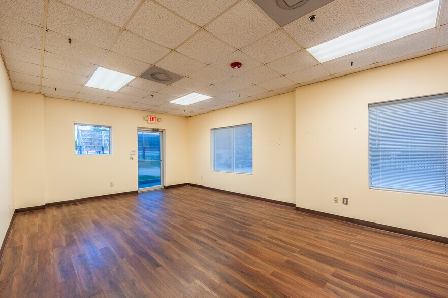 More Photos Of 5750 N Sam Houston Pky E, Houston Warehouse For Lease