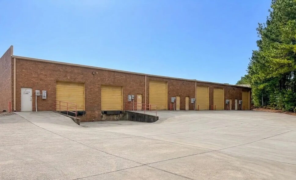 More Photos Of 1049 Industrial Ct, Suwanee Warehouse For Lease