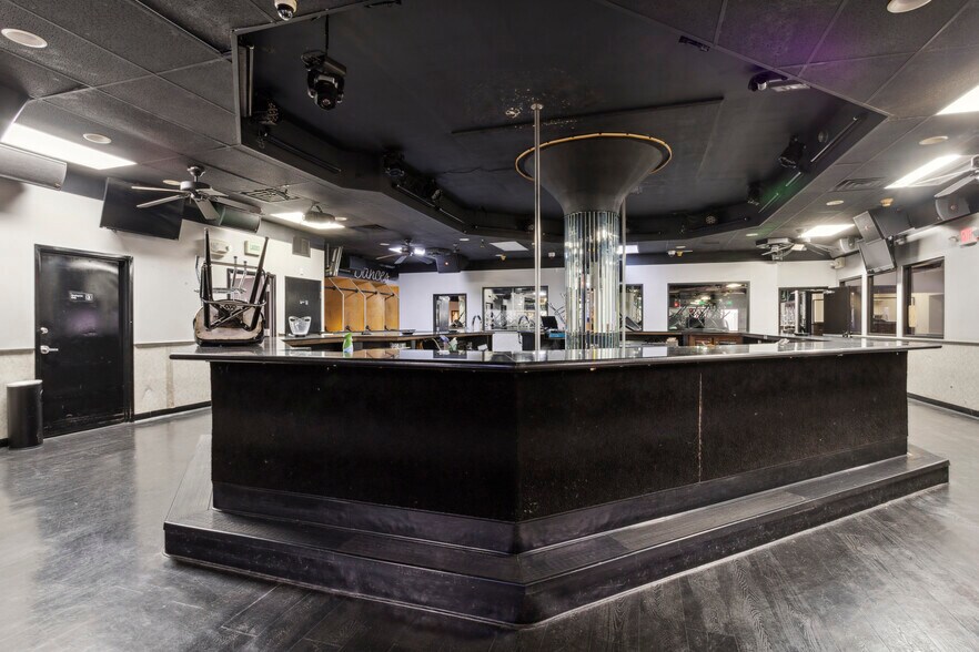 More Photos Of 1900 S Christopher Columbus Blvd, Philadelphia Freestanding For Sale