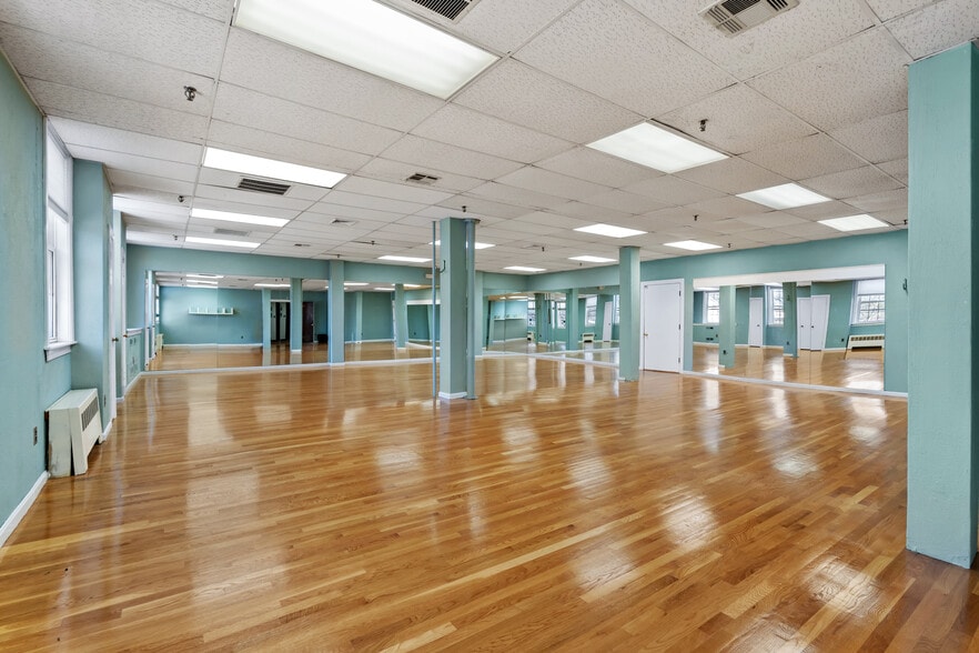 More Photos Of 151-159 Linden St, Wellesley Office For Lease