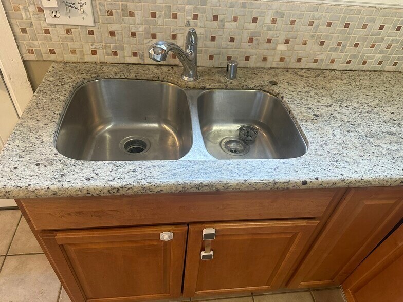 More Photos Of 150 W Stadium Dr, Stockton Apartments For Sale