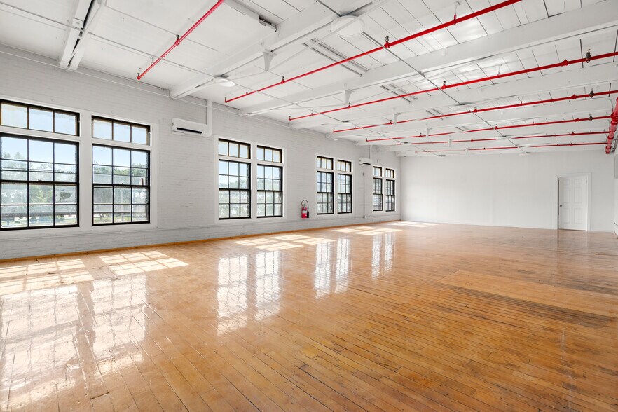 More Photos Of 56 Sterling St, Clinton Manufacturing For Lease