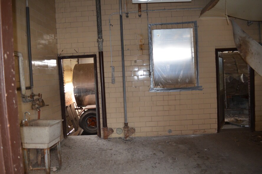 More Photos Of 118 E Main St, Mc Connell Warehouse For Lease