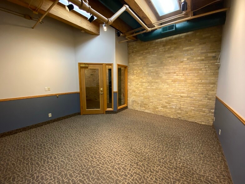 More Photos Of 413 Wacouta St, Saint Paul Office Residential For Lease