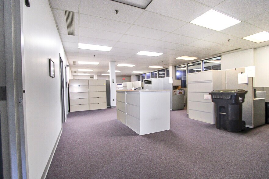 More Photos Of 2 Elm St, Windsor Locks Office For Lease
