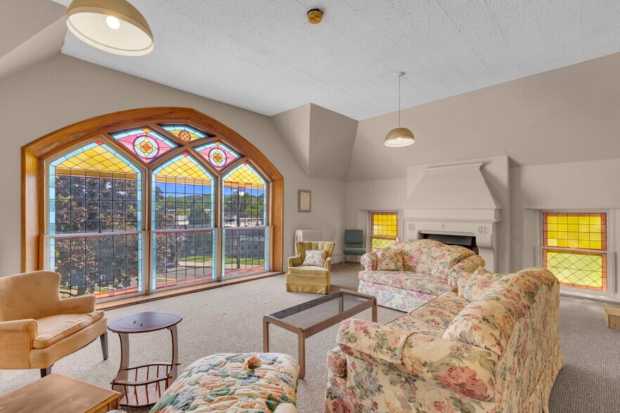 More Photos Of 61 Main St, Unionville Office For Sale
