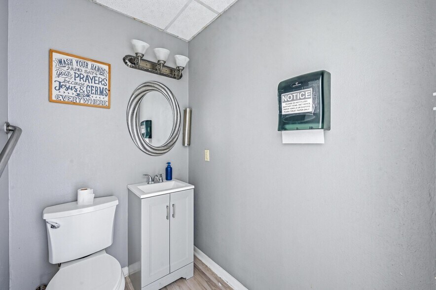 More Photos Of 216 Dalton Dr, DeSoto Office For Lease