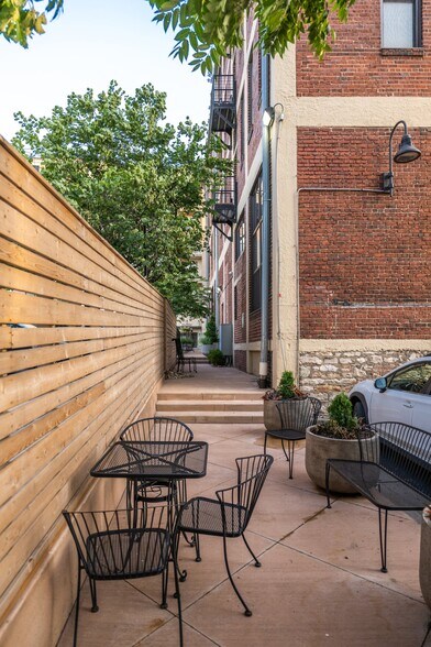 More Photos Of 523 Grand Blvd, Kansas City Apartments For Lease