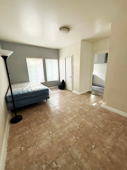 More Photos Of 1317 Linwood Ave, Los Angeles Apartments For Sale
