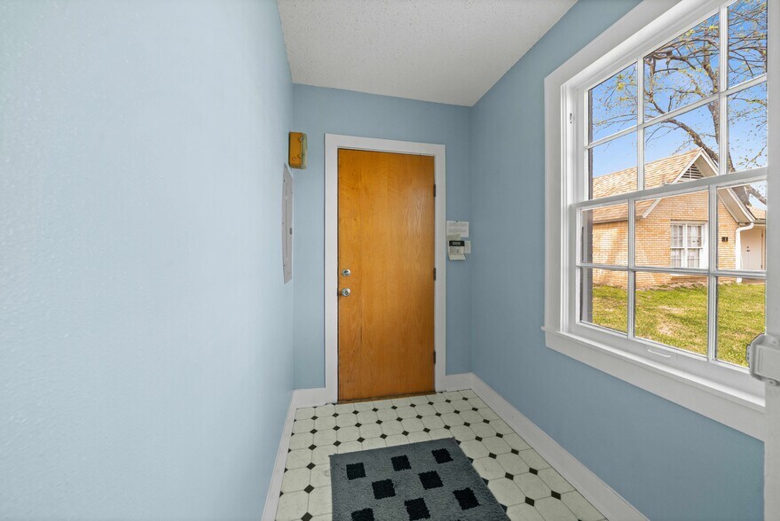 More Photos Of 209 S Main St, Lindale Loft Creative Space For Sale