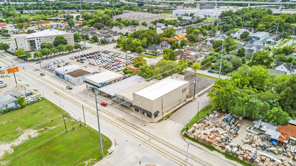 More Photos Of 1919 N Main St, Houston Storefront Retail Office For Lease