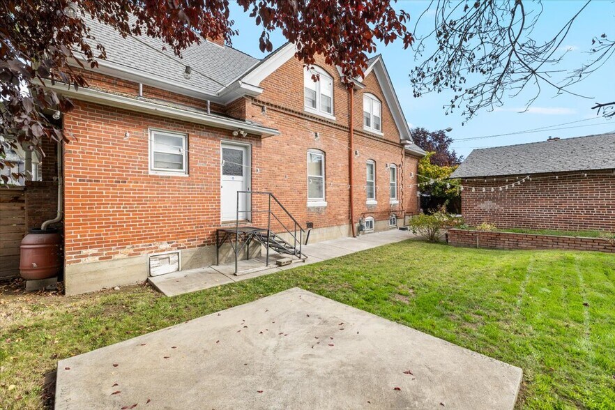 More Photos Of 139 SW I St, Grants Pass Specialty For Sale