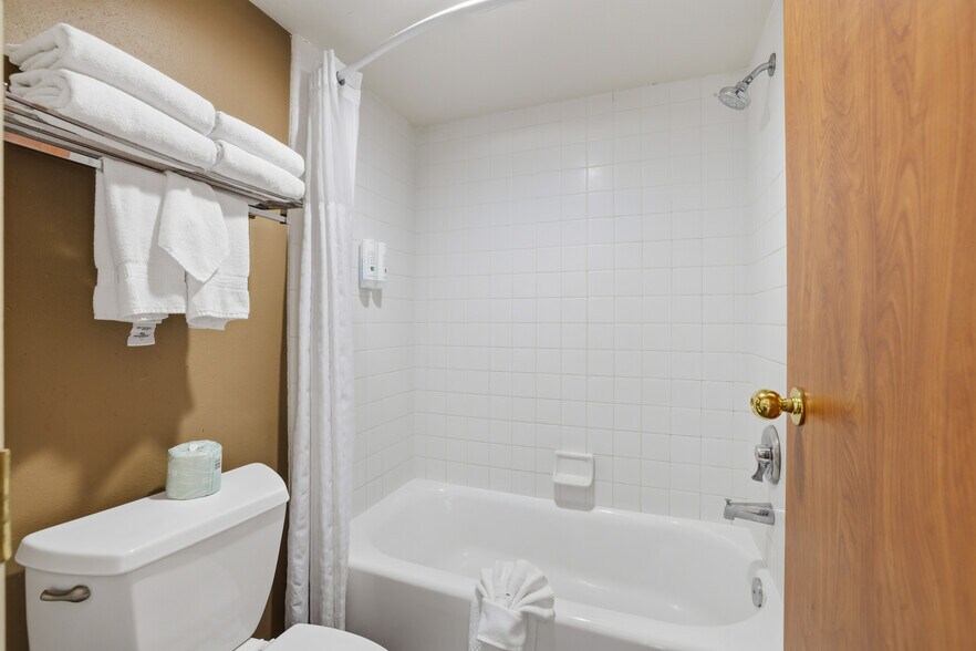 More Photos Of 1575 S Meridian Rd, Meridian Hotel For Sale