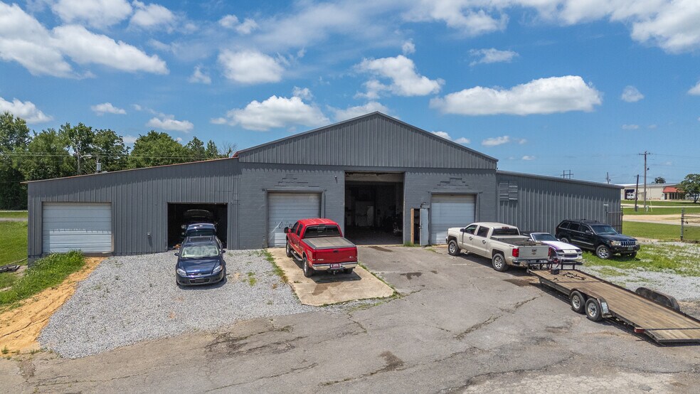 More Photos Of 602 E Outer Rd, Poplar Bluff Warehouse For Lease