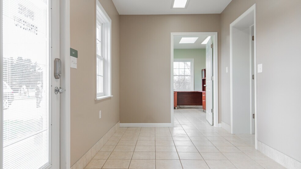 More Photos Of 218 Oak St, Grove City Office For Lease