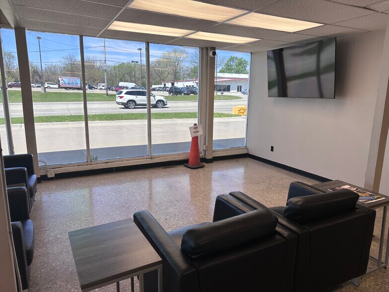 More Photos Of 5325 NE 14th St, Des Moines Showroom For Lease