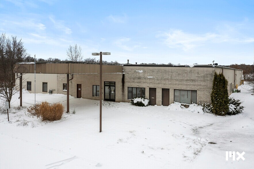 More Photos Of 21685 Northland Dr, Paris Distribution For Sale