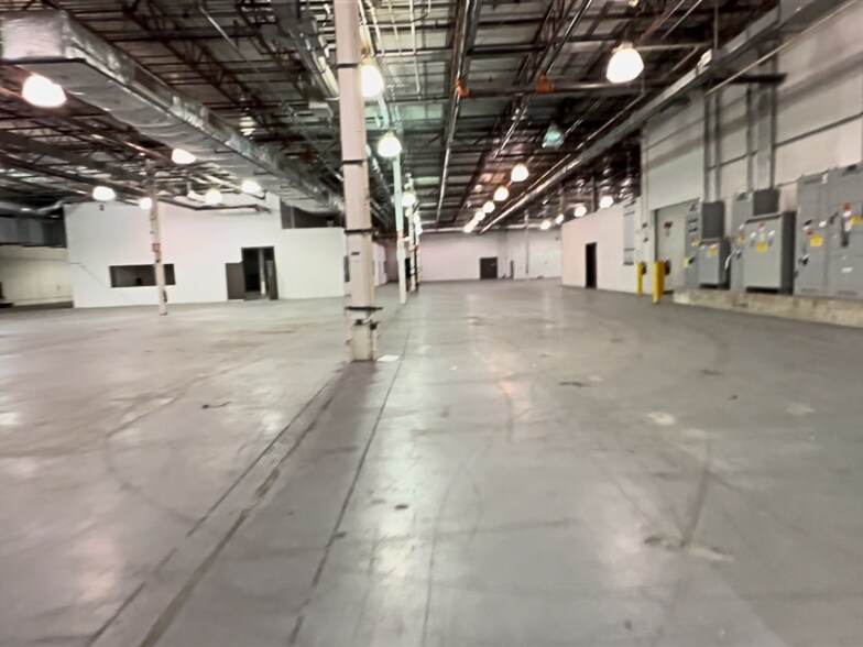 More Photos Of 15203 S Commerce Dr, Dearborn Manufacturing For Lease
