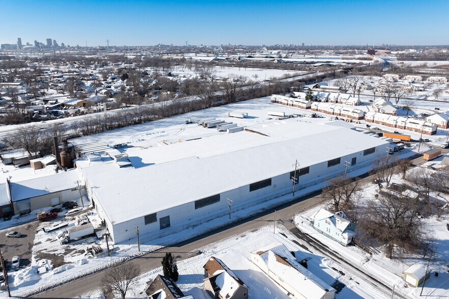 More Photos Of 1200 Bissell St, Venice Warehouse For Sale