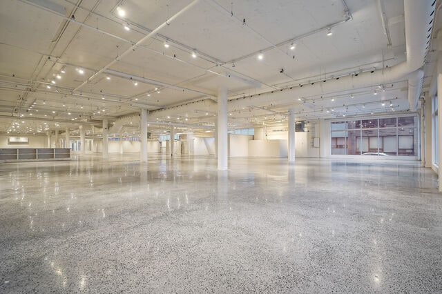 More Photos Of 4360 Ch de la Côte-de-Liesse, Mt Royal Showroom For Sale