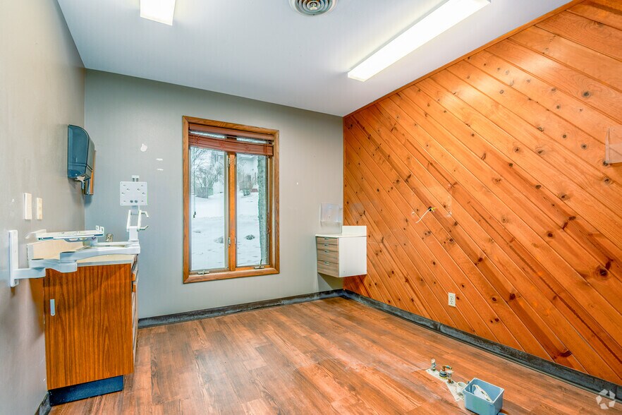 More Photos Of 200-202 S Cherry St, Wittenberg Medical For Sale