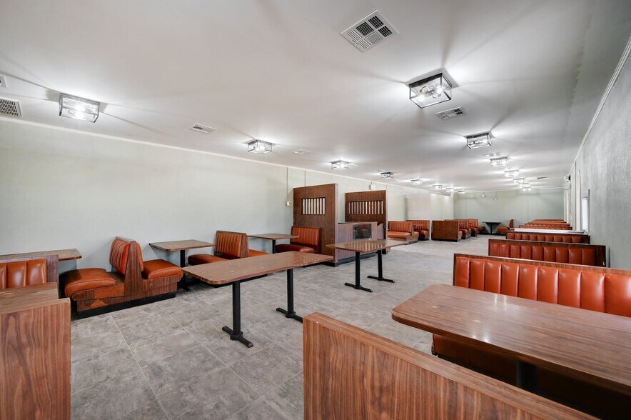 More Photos Of 2200-2204 S WW White Rd, San Antonio Restaurant For Lease