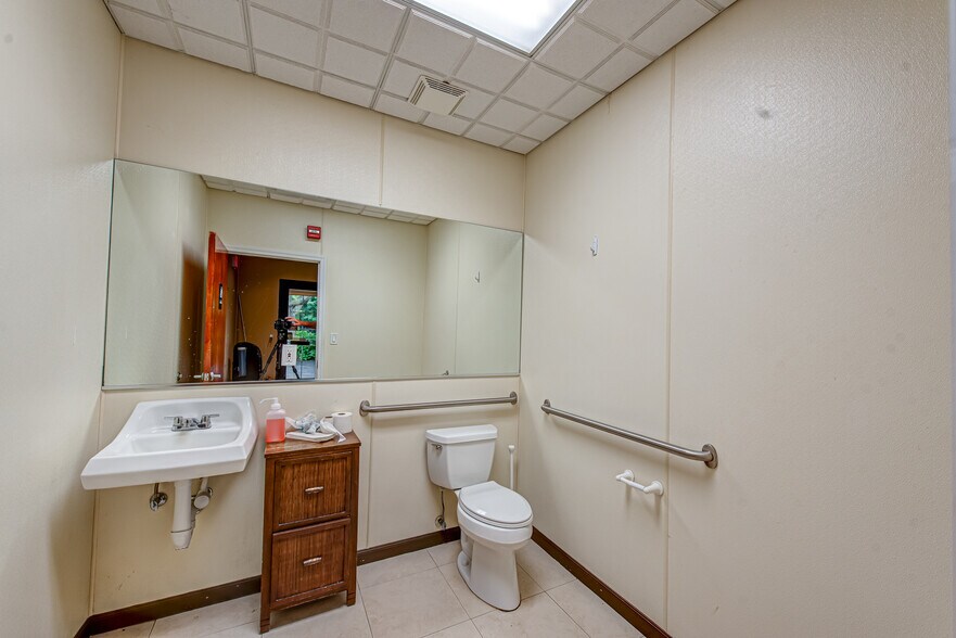 More Photos Of 63 Eastport Manor Rd, Eastport Office For Sale