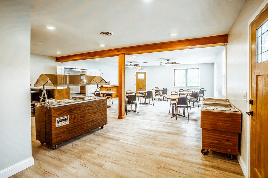 More Photos Of 20805 Seminary St, Hollow Rock Flex For Lease