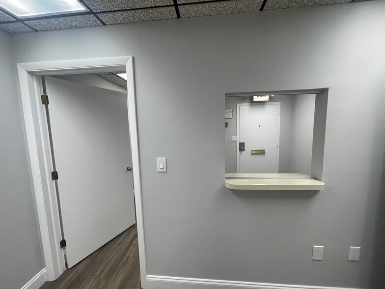 More Photos Of 2131 Hollywood Blvd, Hollywood Office Residential For Lease