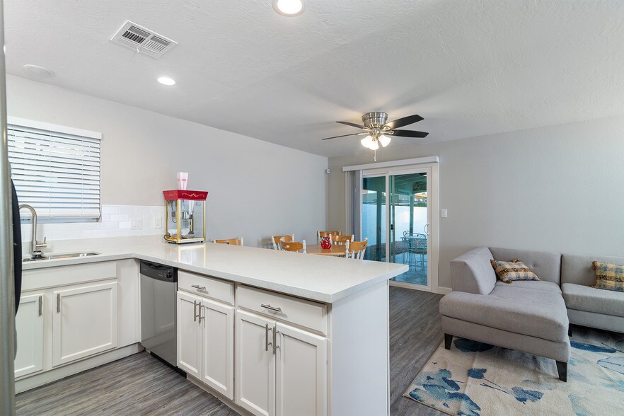 More Photos Of 515 W Pebble Beach Dr, Tempe Specialty For Sale