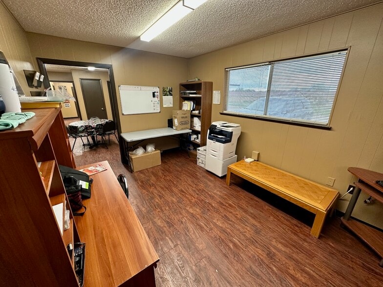 More Photos Of 1010 Zanderson Ave, Jourdanton Office For Lease