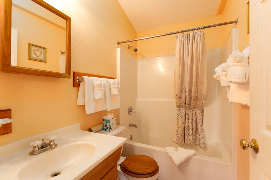 More Photos Of 1624 E Main St, Montrose Hotel For Sale