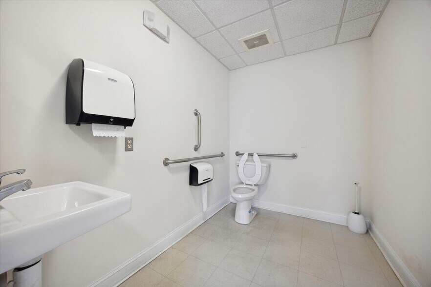 More Photos Of 400 E 21st St, Chester Office For Sale