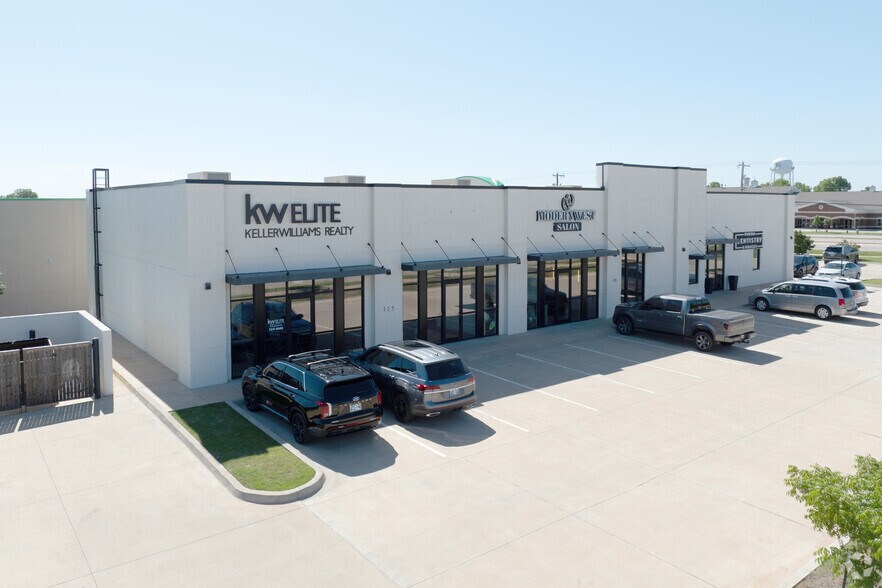 More Photos Of 901 E Main St, Yukon General Retail For Lease