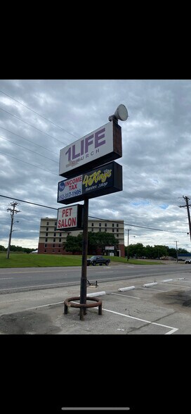 More Photos Of 1605-1611 N Main St, Cleburne Storefront For Lease