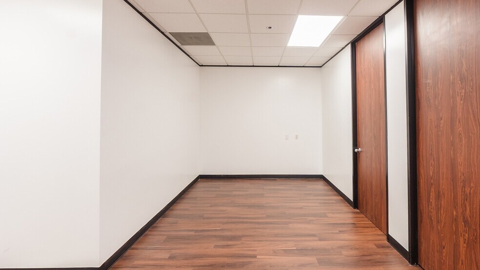 More Photos Of 9015 Mountain Ridge Dr, Austin Medical For Lease