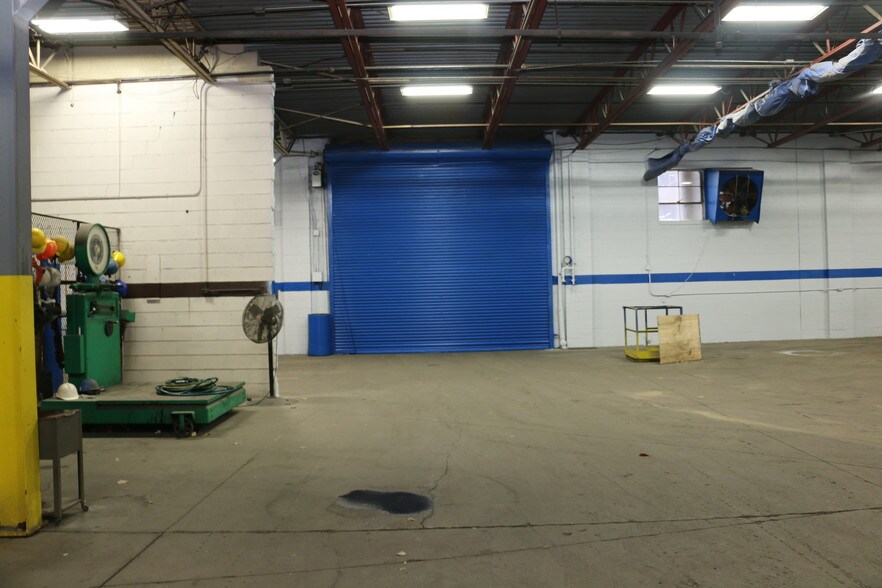More Photos Of 28530 Reynolds St, Inkster Manufacturing For Lease