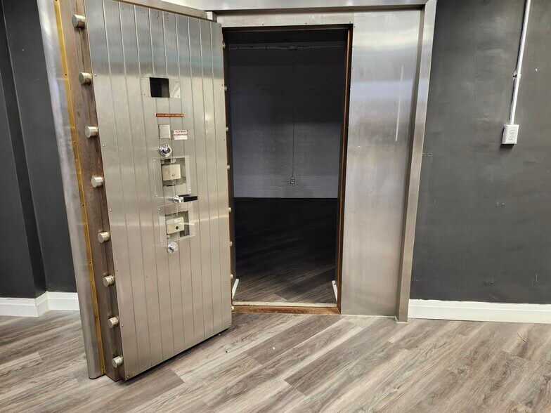 More Photos Of 4365 Queen St, Niagara Falls Storefront Retail Office For Lease