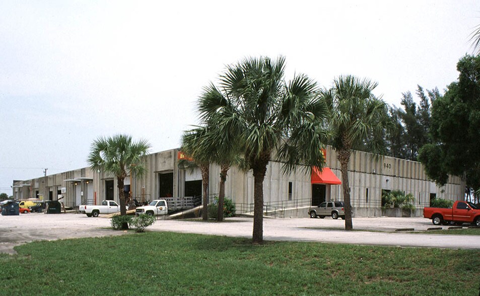 More Photos Of 950 W 13th St, Riviera Beach Warehouse For Lease