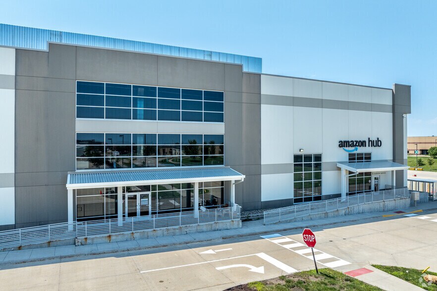 More Photos Of 1301 SE Gateway Dr, Grimes Distribution For Lease