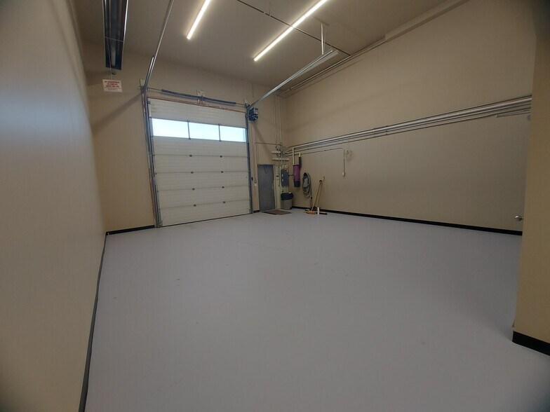 More Photos Of 7471 Edgar Industrial Bnd, Red Deer Warehouse For Lease