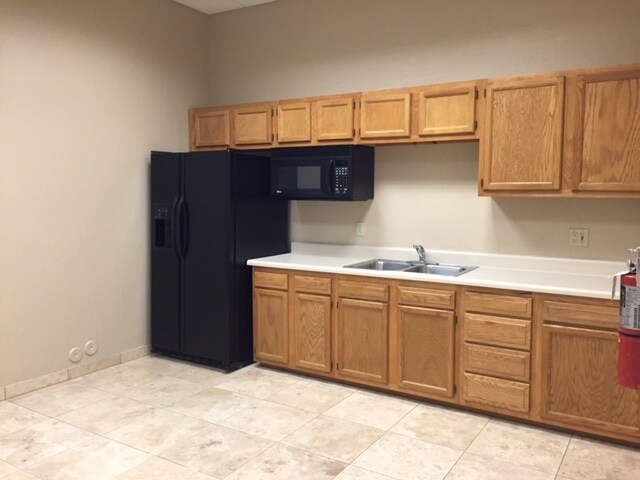 More Photos Of 7440 E Karen Dr, Scottsdale Service For Lease