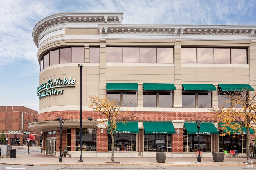 More Photos Of 47 E Chicago Ave, Naperville General Retail For Lease