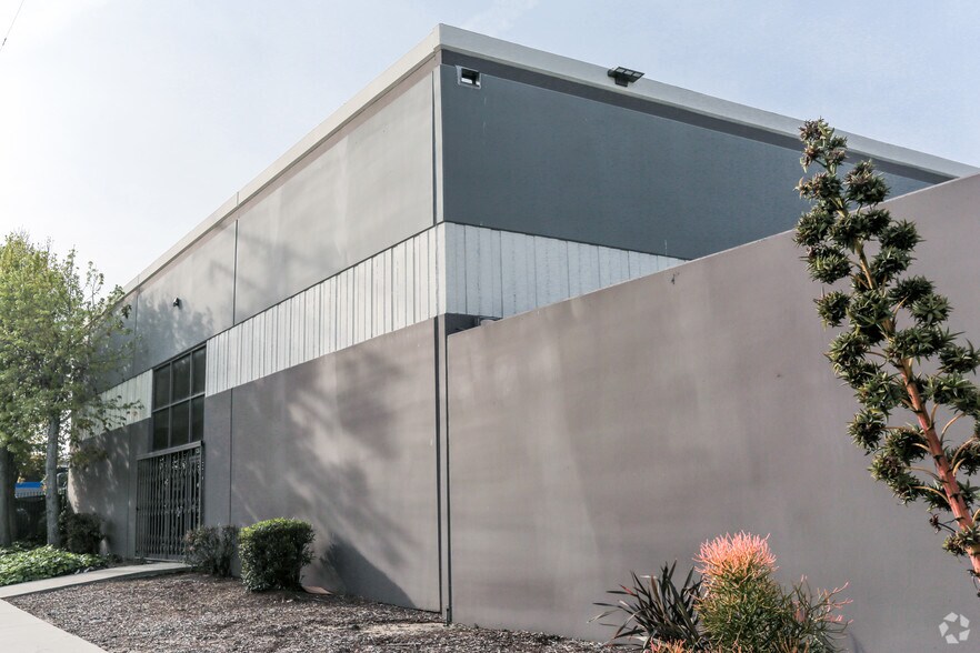 More Photos Of 220-240 W Ivy Ave, Inglewood Truck Terminal For Lease